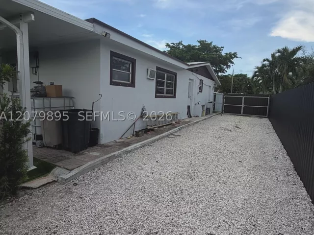 4-bedroom home for sale in Miami - 10411 SW sw 51st St - MondialRealty