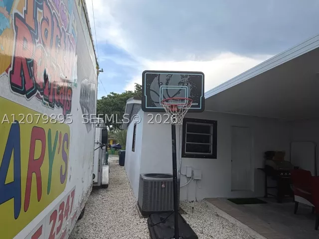 4-bedroom home for sale in Miami - 10411 SW sw 51st St - MondialRealty