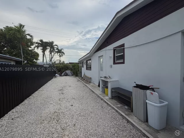 4-bedroom home for sale in Miami - 10411 SW sw 51st St - MondialRealty