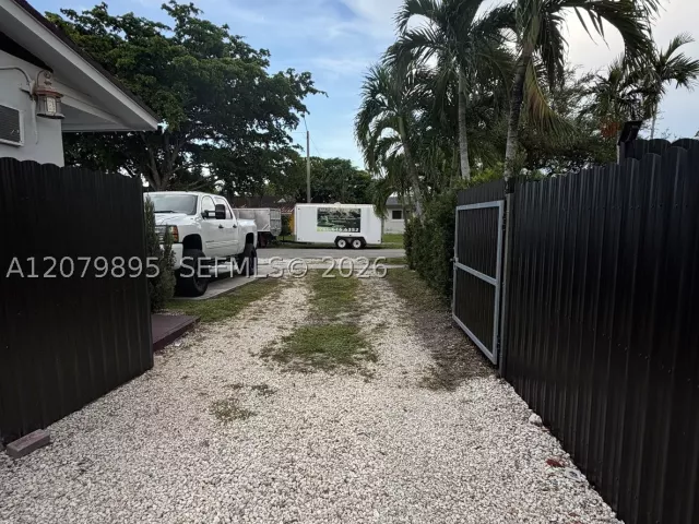 4-bedroom home for sale in Miami - 10411 SW sw 51st St - MondialRealty