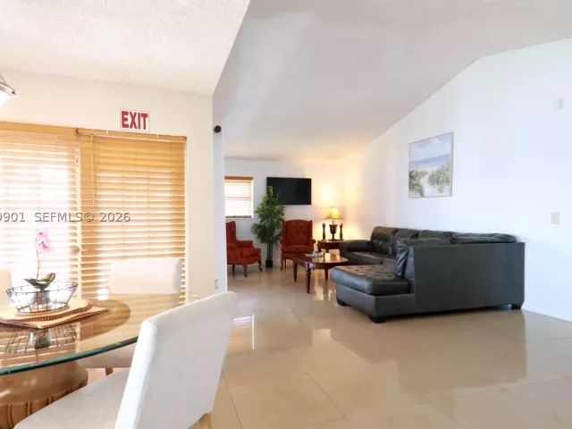 3-bedroom home for rent in Pembroke Pines - 9620 SW 9th Ct - MondialRealty