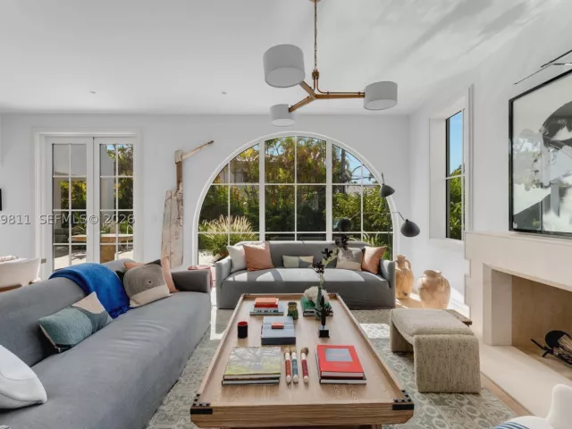 6-bedroom home for sale in Key Biscayne - 544 Warren Ln - MondialRealty