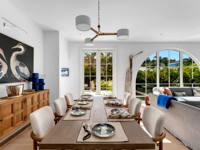6-bedroom home for sale in Key Biscayne - 544 Warren Ln - MondialRealty