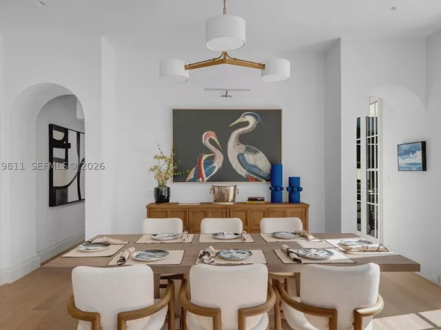 6-bedroom home for sale in Key Biscayne - 544 Warren Ln - MondialRealty