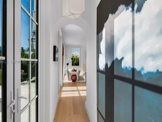 6-bedroom home for sale in Key Biscayne - 544 Warren Ln - MondialRealty