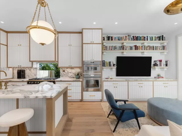6-bedroom home for sale in Key Biscayne - 544 Warren Ln - MondialRealty