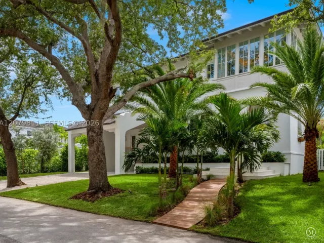 6-bedroom home for sale in Key Biscayne - 544 Warren Ln - MondialRealty