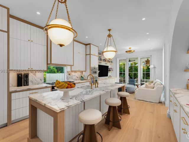 6-bedroom home for sale in Key Biscayne - 544 Warren Ln - MondialRealty