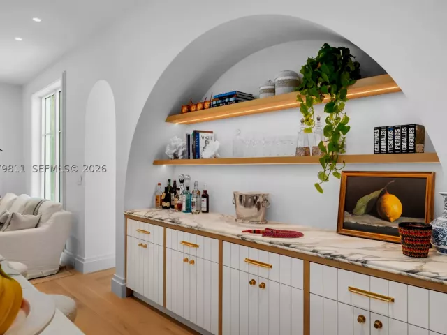 6-bedroom home for sale in Key Biscayne - 544 Warren Ln - MondialRealty