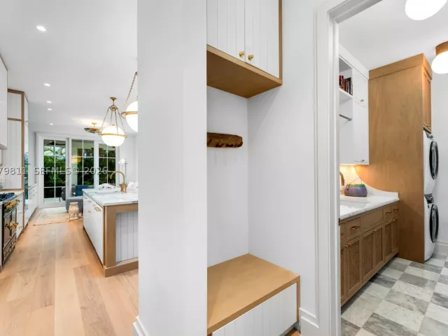 6-bedroom home for sale in Key Biscayne - 544 Warren Ln - MondialRealty