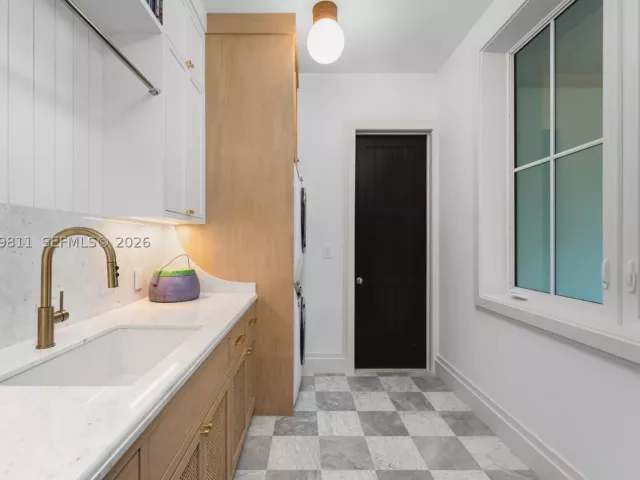 6-bedroom home for sale in Key Biscayne - 544 Warren Ln - MondialRealty