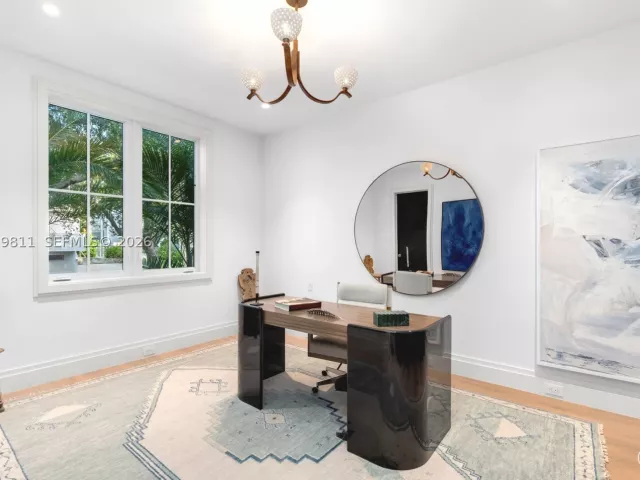 6-bedroom home for sale in Key Biscayne - 544 Warren Ln - MondialRealty