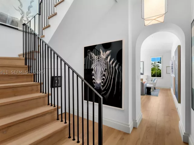 6-bedroom home for sale in Key Biscayne - 544 Warren Ln - MondialRealty