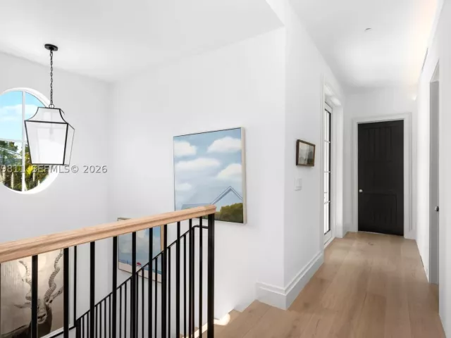6-bedroom home for sale in Key Biscayne - 544 Warren Ln - MondialRealty