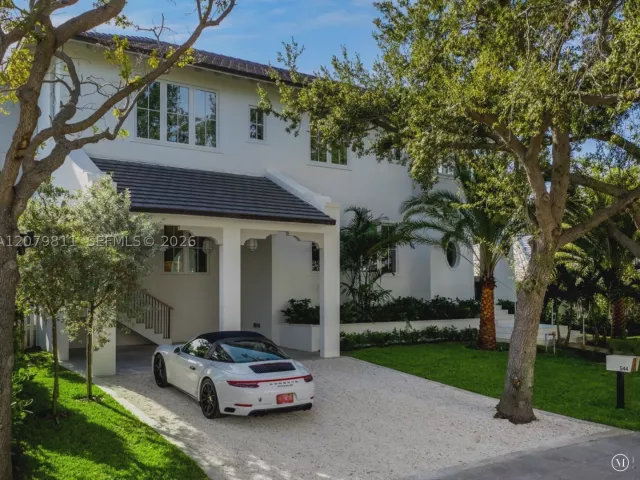 6-bedroom home for sale in Key Biscayne - 544 Warren Ln - MondialRealty