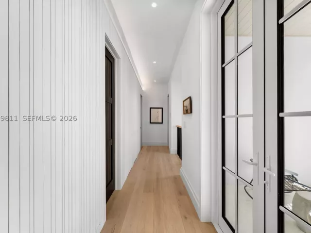 6-bedroom home for sale in Key Biscayne - 544 Warren Ln - MondialRealty