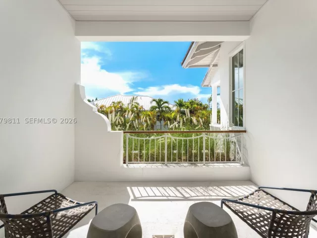 6-bedroom home for sale in Key Biscayne - 544 Warren Ln - MondialRealty