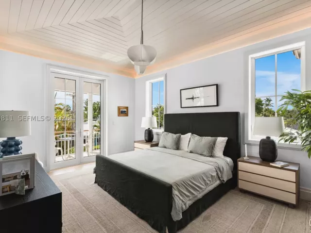 6-bedroom home for sale in Key Biscayne - 544 Warren Ln - MondialRealty
