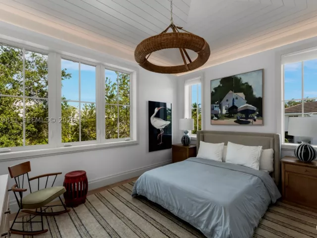6-bedroom home for sale in Key Biscayne - 544 Warren Ln - MondialRealty