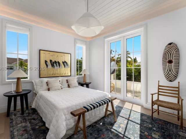 6-bedroom home for sale in Key Biscayne - 544 Warren Ln - MondialRealty