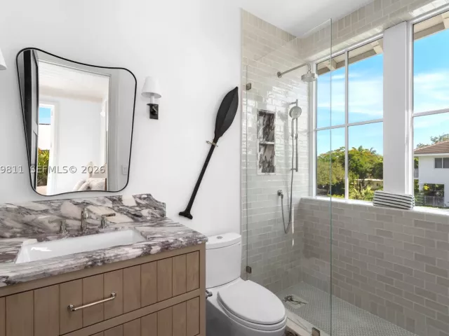 6-bedroom home for sale in Key Biscayne - 544 Warren Ln - MondialRealty