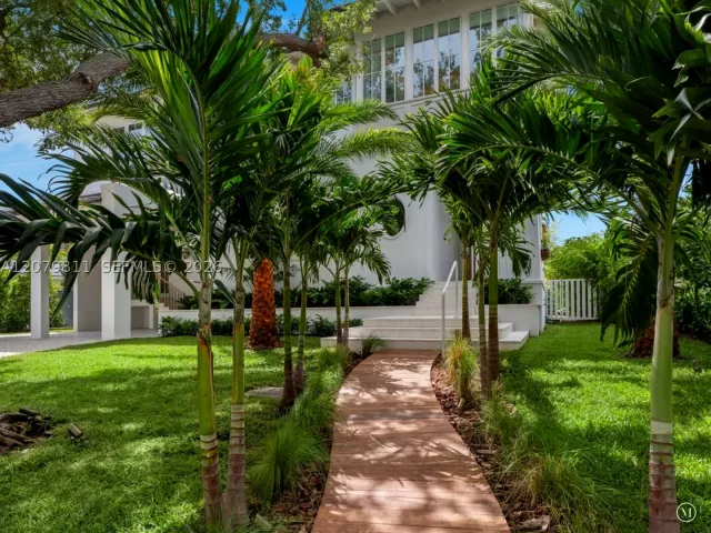 6-bedroom home for sale in Key Biscayne - 544 Warren Ln - MondialRealty