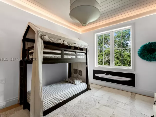 6-bedroom home for sale in Key Biscayne - 544 Warren Ln - MondialRealty