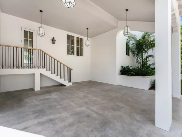 6-bedroom home for sale in Key Biscayne - 544 Warren Ln - MondialRealty