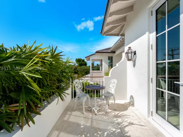 6-bedroom home for sale in Key Biscayne - 544 Warren Ln - MondialRealty