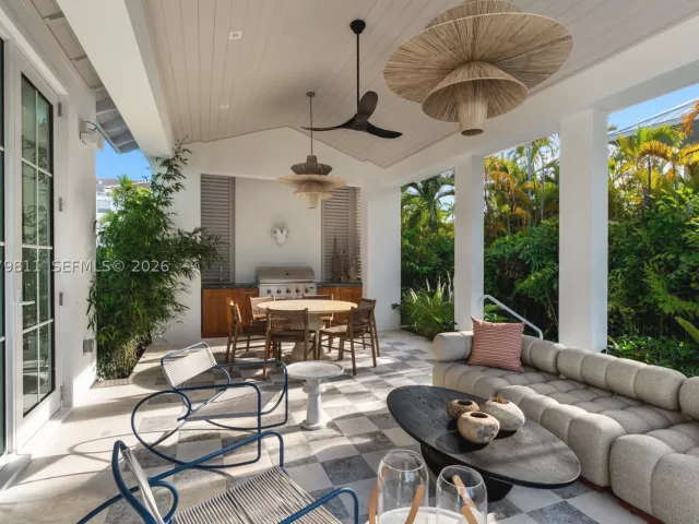 6-bedroom home for sale in Key Biscayne - 544 Warren Ln - MondialRealty