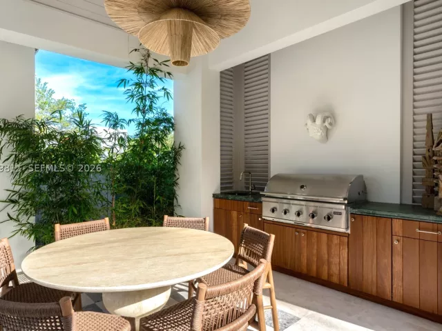 6-bedroom home for sale in Key Biscayne - 544 Warren Ln - MondialRealty
