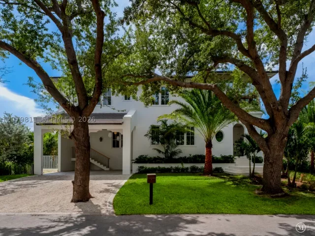6-bedroom home for sale in Key Biscayne - 544 Warren Ln - MondialRealty