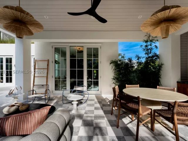 6-bedroom home for sale in Key Biscayne - 544 Warren Ln - MondialRealty