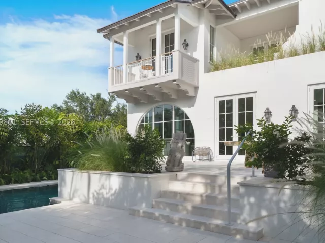 6-bedroom home for sale in Key Biscayne - 544 Warren Ln - MondialRealty