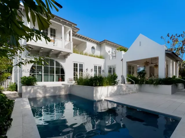 6-bedroom home for sale in Key Biscayne - 544 Warren Ln - MondialRealty