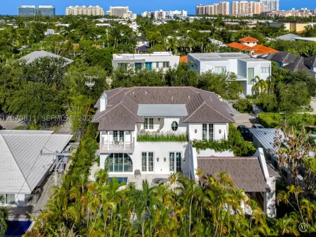 6-bedroom home for sale in Key Biscayne - 544 Warren Ln - MondialRealty