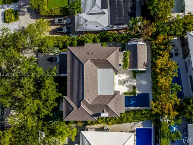 6-bedroom home for sale in Key Biscayne - 544 Warren Ln - MondialRealty