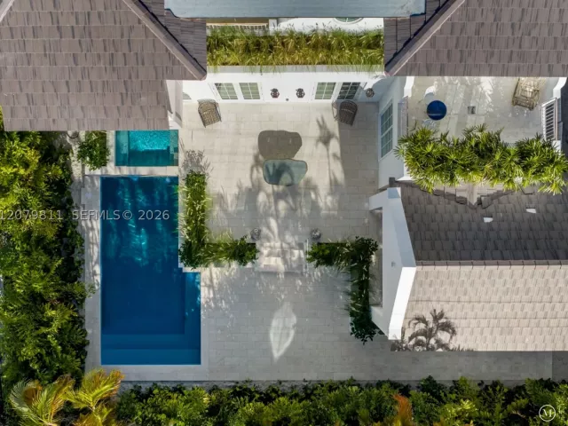 6-bedroom home for sale in Key Biscayne - 544 Warren Ln - MondialRealty