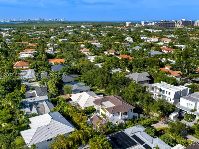 6-bedroom home for sale in Key Biscayne - 544 Warren Ln - MondialRealty