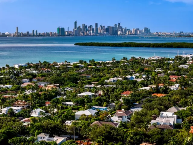 6-bedroom home for sale in Key Biscayne - 544 Warren Ln - MondialRealty
