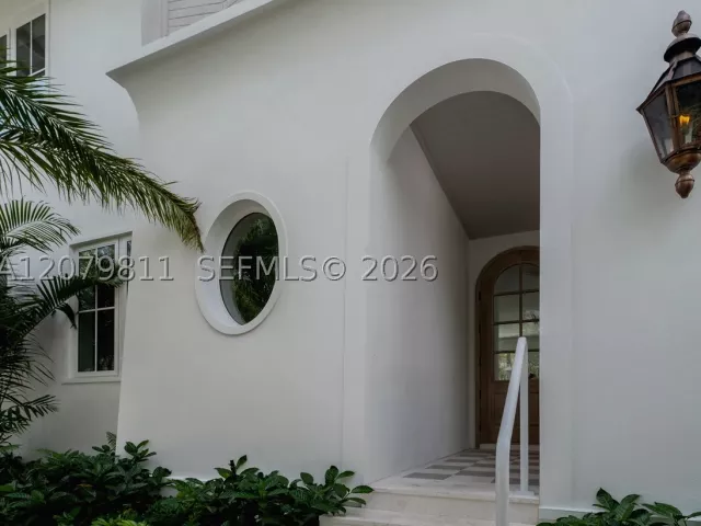 6-bedroom home for sale in Key Biscayne - 544 Warren Ln - MondialRealty