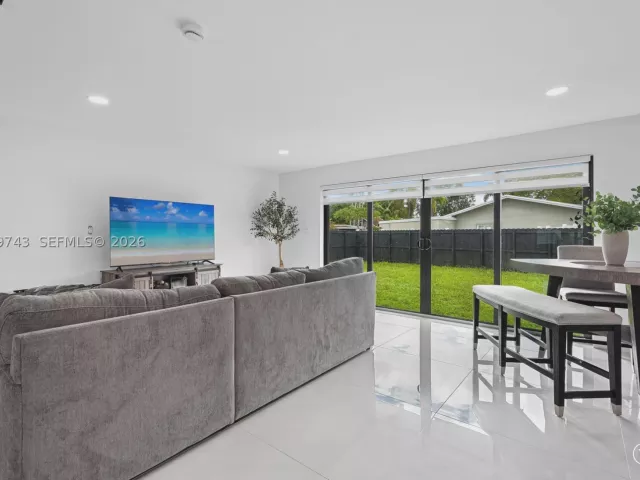 3-bedroom home for sale in Pembroke Pines - 620 NW 98th Ave - MondialRealty