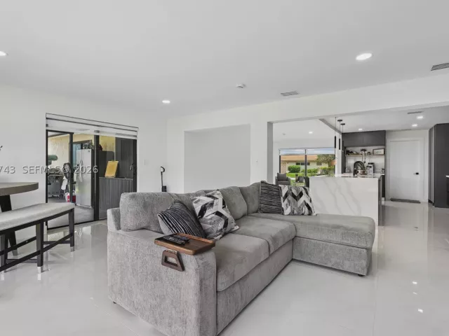 3-bedroom home for sale in Pembroke Pines - 620 NW 98th Ave - MondialRealty