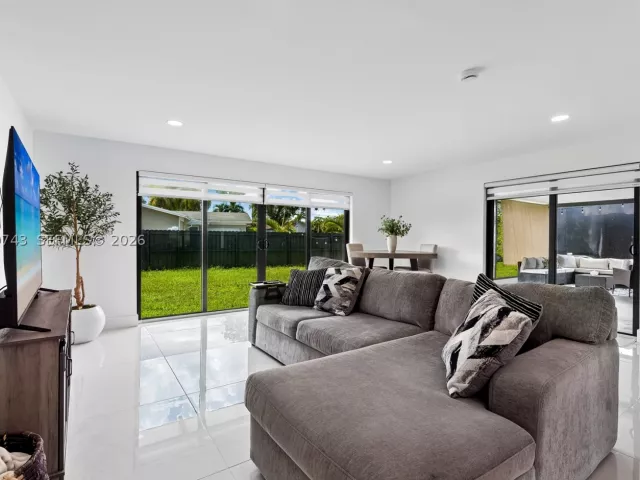 3-bedroom home for sale in Pembroke Pines - 620 NW 98th Ave - MondialRealty