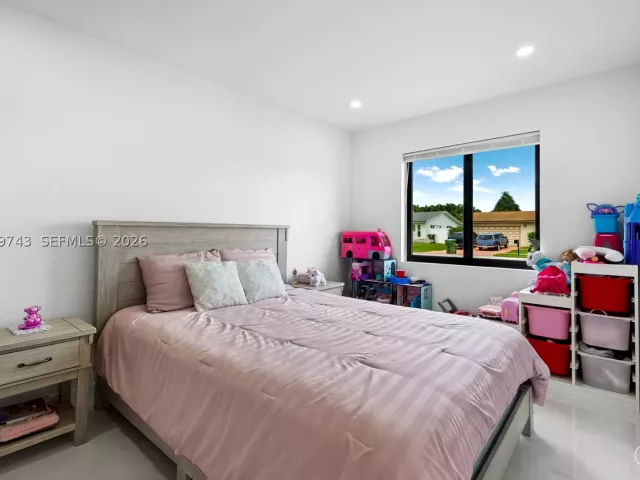 3-bedroom home for sale in Pembroke Pines - 620 NW 98th Ave - MondialRealty