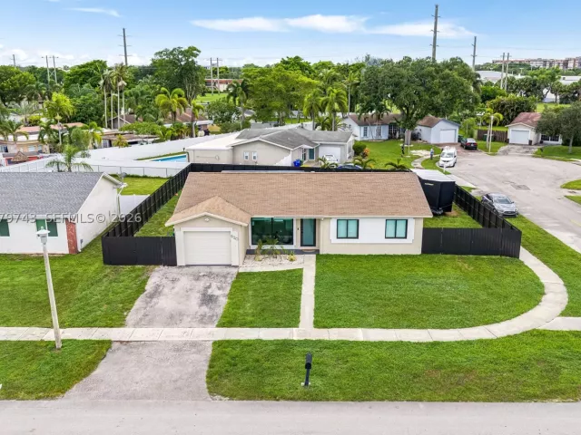 3-bedroom home for sale in Pembroke Pines - 620 NW 98th Ave - MondialRealty