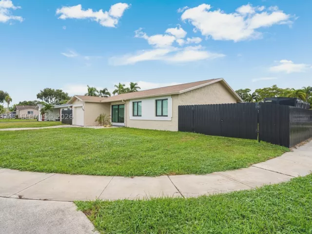 3-bedroom home for sale in Pembroke Pines - 620 NW 98th Ave - MondialRealty