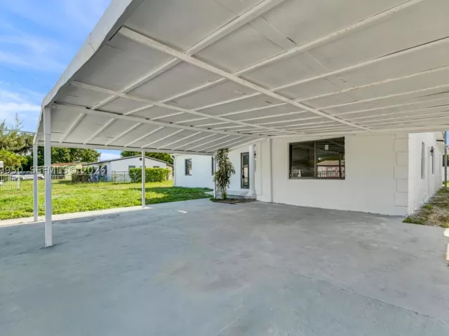 5-bedroom home for sale in Miami Gardens - 15770 NW 18th Pl - MondialRealty