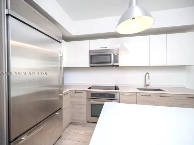 1-bedroom condo for sale in Miami - 1300 Brickell Bay Dr 710 - MondialRealty