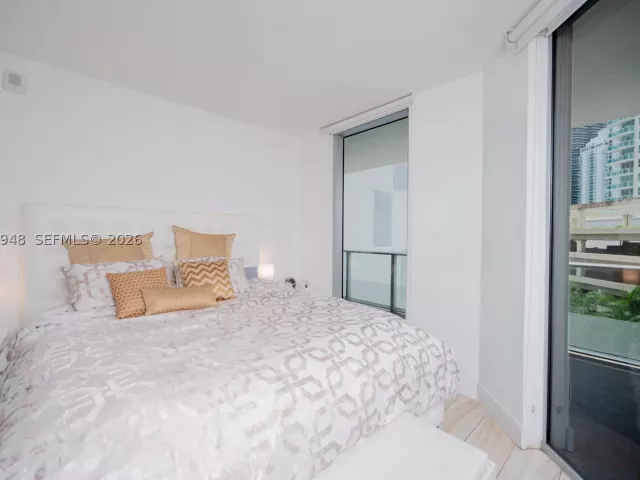 1-bedroom condo for sale in Miami - 1300 Brickell Bay Dr 710 - MondialRealty